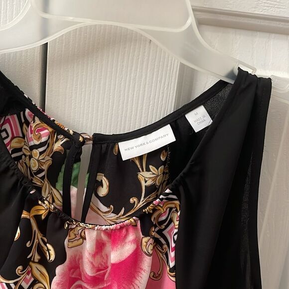 Floral Black Sleeveless Top - Picture 3 of 4